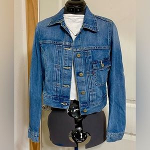 Cropped Levi’s trucker jacket